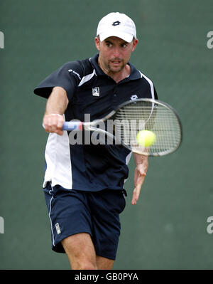 Tennis - Nottingham Open 2003 - First Round. Jamie Delgado returns to Andre Sa Stock Photo