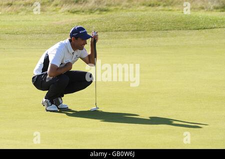 Golf - Open 2008 Championship - Day Four - Royal Birkdale Golf Club. Republic of Ireland's Padraig Harrington lines up a putt on the 18th hole Stock Photo