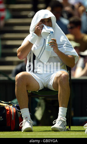 Tennis - Wimbledon 2003 - Men's Third Round - Andre Agassi v Younes El Aynaoui Stock Photo