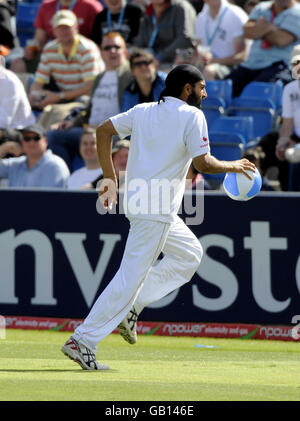 Cricket - npower Second Test - Day Two - England v South Africa - Headingley. England's Monty Panesar removes a balloon from the wicket during the Second npower Test match at Headingley Cricket Ground, Leeds. Stock Photo