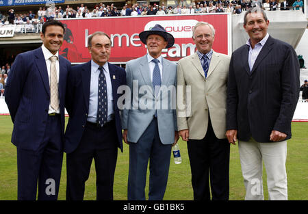 Mark Ramprakash (left) is today presented with a bat in recognition of his 100th first class century last saturday from Dennis Amiss, Geoffrey Boycott (centre), John Edridge (second right), and Graham Gooch (right) who have also recorded 100 first class century's during their playing career, The Brit Oval, London. Stock Photo