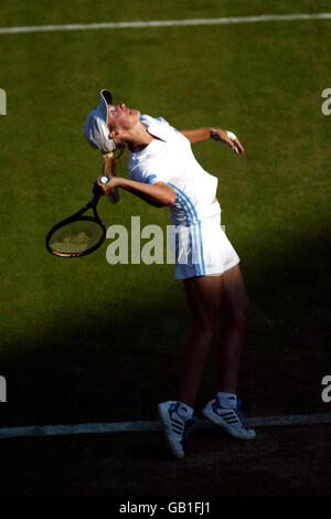 Tennis - Wimbledon 2003 - Women's First Round - Justine Henin-Hardenne v Julia Vakulenko. Justine Henin-Hardenne gets ready to serve during her first round match Stock Photo