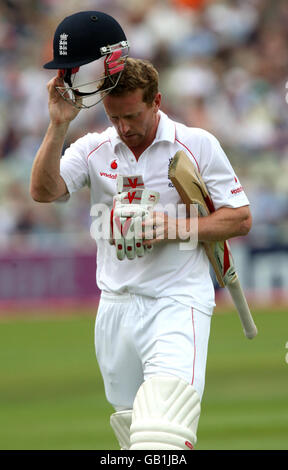 England's Paul Collingwood shows his dejection after he was out for 4 runs to South Africa bowler Jacques Kallis during the Third Test match at Edgbaston, Birmingham. Stock Photo
