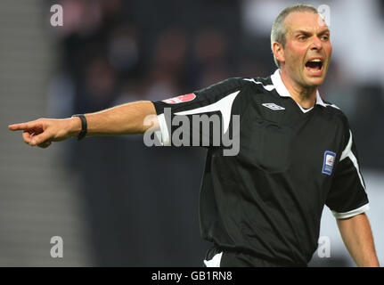 Soccer - Carling Cup - First Round - Milton Keynes Dons v Norwich City - Stadium:MK. Referee Mick Thorpe Stock Photo