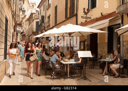 Street scene, tourists and local people in Pollensa ( Pollenca ) Old Town, mallorca ( Majorca ), Balearic Islands, Europe Stock Photo