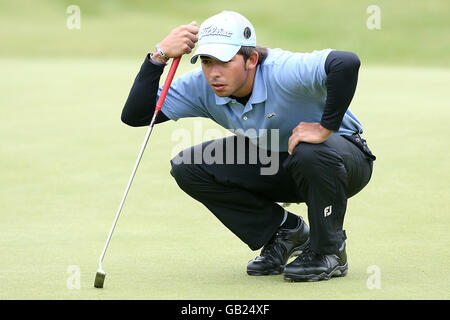 Golf - Open 2008 Championship - Day Two - Royal Birkdale Golf Club. Pablo Larrazabal lines up a putt during Round Two of the Open Championship at the Royal Birkdale Golf Club, Southport. Stock Photo