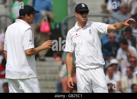 Cricket - npower Fourth Test - Day One - England v South Africa - The Brit Oval. New England captain Kevin Pietersen directs his field with bowler Steve Harmison (left) during the Fourth Test at The Oval in London. Stock Photo