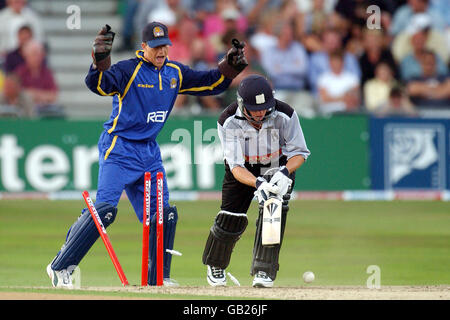 Cricket - Twenty20 Cup - Final - Surrey v Warwickshire. Warwickshire's Graham Wagg is dismissed Stock Photo