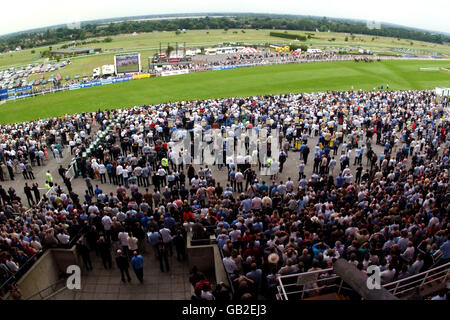 Horse Racing - Sandown - Eclipse Meeting. Racegoers make their way to the stands Stock Photo