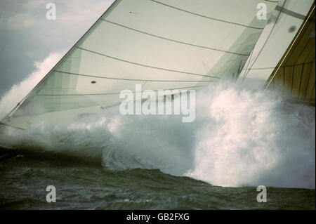 AJAX NEWS PHOTOS. 1985. SOLENT, ENGLAND. - FASTNET RACE - SIMON LE BON'S OCEAN RACER DRUM DIVES INTO A HEAVY SEA AT THE START OF THE 605 MILE RACE. A FEW HOURS LATER, THE YACHT LOST ITS KEEL AND CAPSIZED. ALL ON BOARD WERE RESCUED. PHOTO:JONATHAN EASTLAND/AJAX. REF: 853652/DRUM/FASTNET Stock Photo