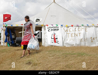 Environmental activists begin to dismantle the Climate Camp near Kingsnorth Power Station, Kent, following a week of protests against plans to build a new coal power station on the site. Stock Photo