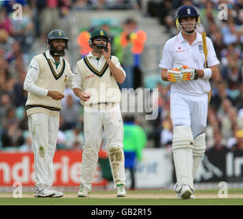 Cricket - npower Fourth Test - Day Five - England v South Africa - The Brit Oval. South Africa Hashim Amla (l) and Neil McKenzie celebrate after England's Kevin Pietersen (r) loses his wicket Stock Photo