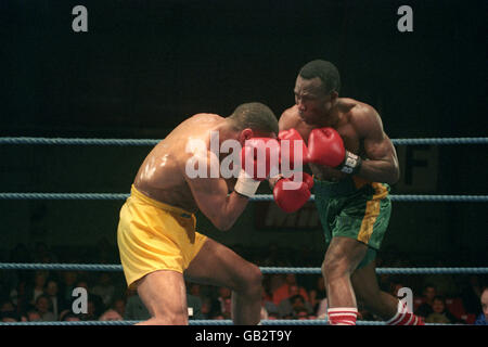WORLD MIDDLEWEIGHT BOXING. CHRIS PYATT, ENGLAND, KO'S HUGO CORTI ...