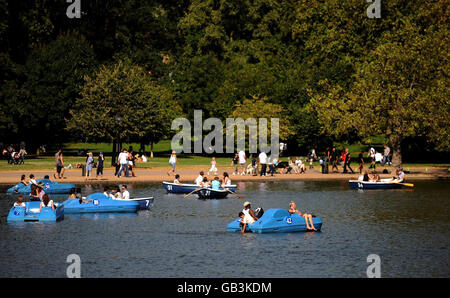 A general view of pedaloes on the Serpentine as temperatures rise in Hyde Park, central London. Stock Photo