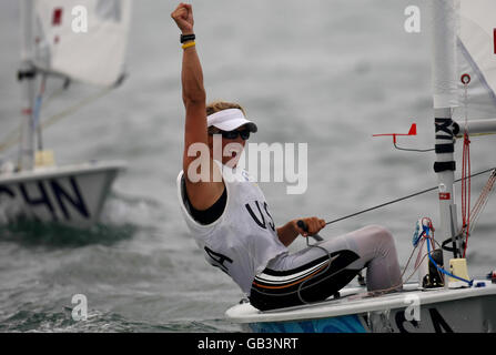 USA Laser Radial Gold medalist, Sheffield-born Anna Tunnicliffe, salutes her success in the final round of her regatta at the 2008 Beijing Olympic Games Sailing Centre off Qingdao, China. Stock Photo