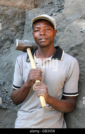 Quarry worker (age 30) works in the Nyanduna quarry in Nakuru, Kenya, Africa Stock Photo