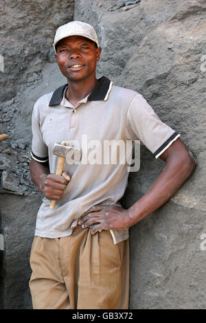 Quarry worker (age 30) works in the Nyanduna quarry in Nakuru, Kenya, Africa Stock Photo