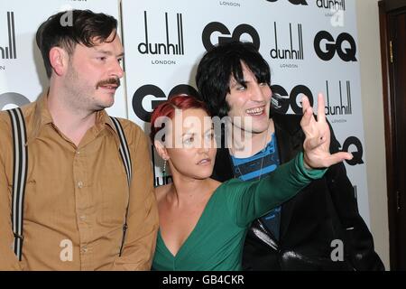 The Mighty Boosh members Noel Fielding (r) and Julian Barratt pose with Jaime Winstone and the award for best comedy at the GQ Men of the Year Awards 2008, Royal Opera House, Covent Garden, London. Stock Photo
