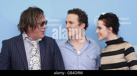 From left to right: Mickey Rourke, director Darren Aronofsky and Evan Rachel Wood arrives for the press conference and photocall of 'The Wrestler' at the Palazzo del Casino on Venice Lido, Italy, during the 65th Venice Film Festival. Stock Photo