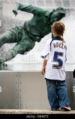 Soccer - Coca-Cola Football League Championship - Preston North End v Charlton Athletic - Deepdale. A Young fan stands alone alongside the statue dedicted to Preston North End's Tom Finney Stock Photo