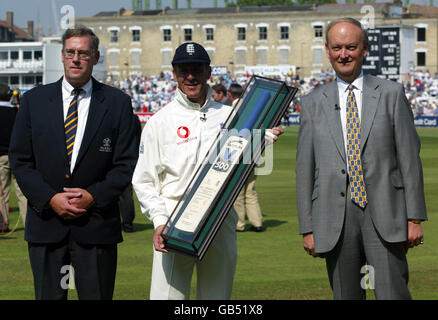 Chief Executive of Surrey CCC, Phil Sheldon (l) and Chairman David Stewart present England's Alec Stewart with a bat Stock Photo