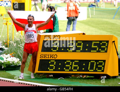 Poland's Robert Korzeniowski celebrates winning the gold medal in a World Record time of 3 hours 36 minutes and 3 seconds Stock Photo