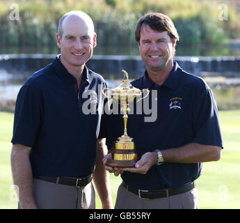 Golf - 37th Ryder Cup - USA v Europe - Practice Day Two - Valhalla Golf Club. USA team captain Paul Azinger and Jim Furyk (left) with the Ryder Cup at Valhalla Golf Club, Louisville, USA. Stock Photo