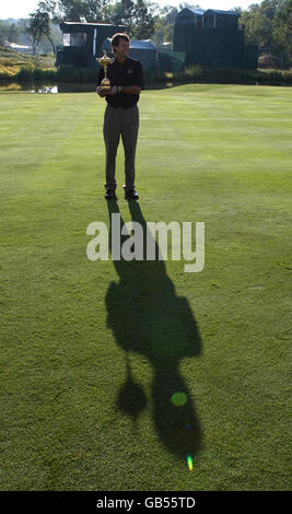 Golf - 37th Ryder Cup - USA v Europe - Practice Day Two - Valhalla Golf Club. USA team captain Paul Azinger with the Ryder Cup at Valhalla Golf Club, Louisville, USA. Stock Photo