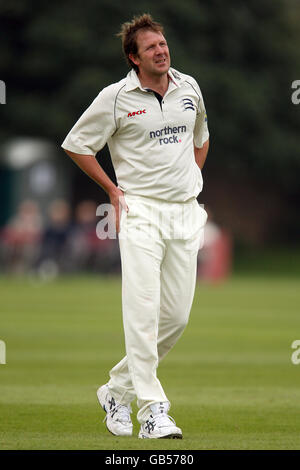 Cricket - Liverpool Victoria County Championship - Division Two - Day One - Worcestershire v Middlesex - Kidderminster Victor. Middlesex's Alan Richardson Stock Photo