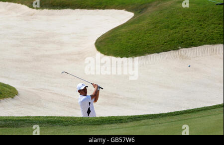 Golf - 37th Ryder Cup - USA v Europe - Day One - Valhalla Golf Club. USA's Anthony Kim plays in the bunker at 18th during The Foursomes on Day One at Valhalla Golf Club, Louisville, USA. Stock Photo