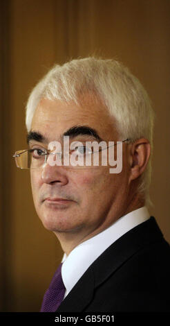 Economic crisis. Chancellor Alistair Darling speaks during a press conference at 10 Downing Street, London. Stock Photo