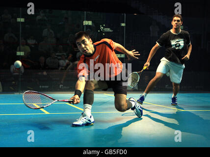 France's Thierry Lincou on his way to defeating Egypt's Amr Swelim Stock Photo