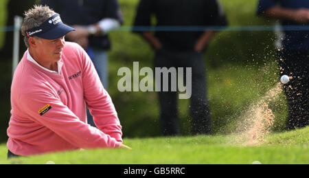 Northern Ireland's Darren Clarke chips out of bunker on the 5th green during the Quinn Insurance British Masters at The Belfry, Wishaw, Sutton Coldfield. Stock Photo