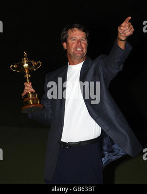 USA's captain Paul Azinger points to the fans as he celebrates winning the 37th Ryder Cup during the Closing Ceremony at Valhalla Golf Club, Louisville, USA. Stock Photo