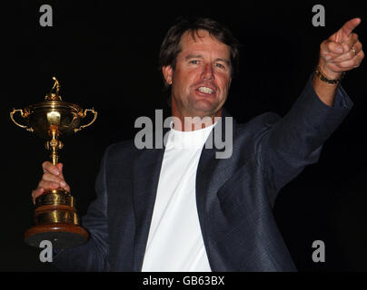 USA's captain Paul Azinger points to the fans as he celebrates winning the 37th Ryder Cup during the Closing Ceremony at Valhalla Golf Club, Louisville, USA. Stock Photo