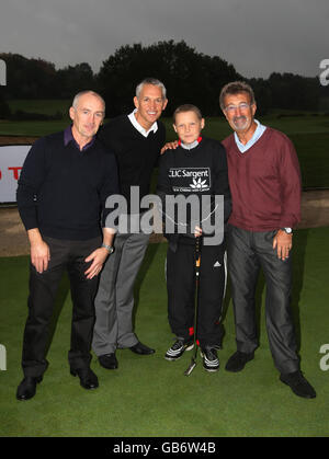 Leukemia sufferer Billy Titchener,14, from Reading, with from left: Barry McGuigan, Gary Lineker and Eddie Jordan at a charity tournament at Sunningdale Golf Club in Berkshire, which aims to raise 90,000 for the children's cancer charity CLIC Sargent. Stock Photo