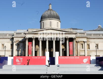 Olympics - Team GB Beijing Homecoming Parade - London. Two workers prepare the stage in front of the National Gallery in Trafalgar Square during the Team GB homecoming Parade in Central London Stock Photo