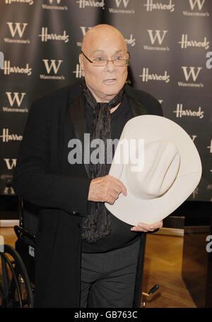 Tony Curtis signs copies of his autobiography 'American Prince' at Harrods, in central London. Stock Photo