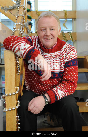 Les Dennis pictured on set while filming the Christmas video with The Wombats, at a house in South Woodford, Essex. Stock Photo