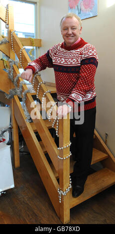 Les Dennis pictured on set while filming the Christmas video with The Wombats, at a house in South Woodford, Essex. Stock Photo