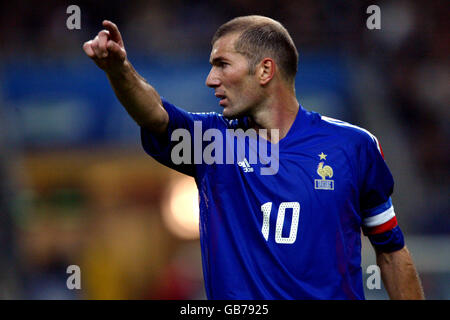 Zinedine zidane 2004 hi-res stock photography and images - Alamy
