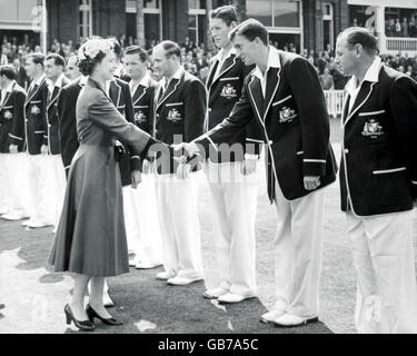 HM Queen Elizabeth II (l) shakes hands with Australia's Richie Benaud (second r) before the start of the final day's play Stock Photo