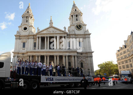 Olympics - Team GB Beijing Homecoming Parade - London. Olympic athletes travel past St Paul's Cathedral during a parade of Olympic and Paralympic athletes through the City. Stock Photo