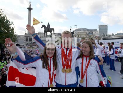 Olympic Medalist's Victoria Pendleton, Chris Hoy and Nicole Cooke arrive at Trafalgar Square during the Team GB homecoming Parade in Central London Stock Photo