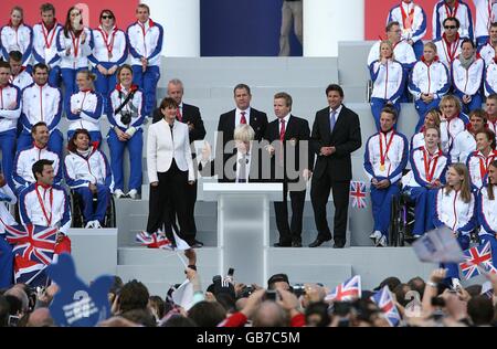 Olympics - Team GB Beijing Homecoming Parade - London. Mayor of London Boris Johnson (c) delivers a speech on the stage in Trafalgar Square during the Team GB homecoming Parade in Central London Stock Photo