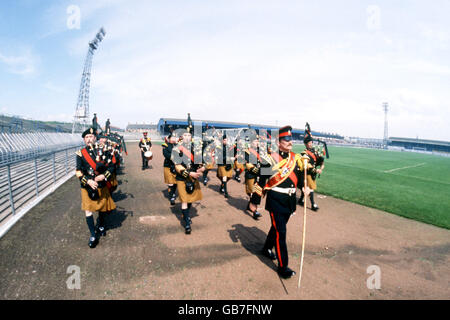 A marching band plays to the empty terraces before the match Stock Photo