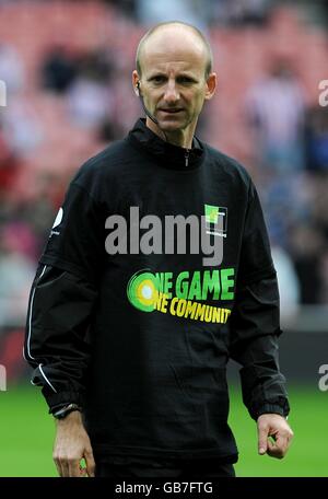 Soccer - Barclays Premier League - Sunderland v Newcastle United - Stadium Of Light. Mike Riley, Referee Stock Photo