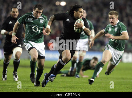 Rugby Union - Guinness Series 2008 - Ireland v New Zealand - Croke Park. New Zealand' Ma'a Nonu runs in their second try during the International match at Croke Park, Dublin, Ireland. Stock Photo