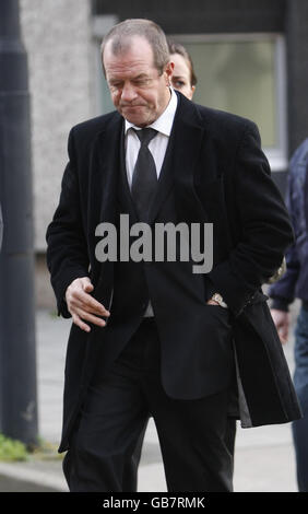 Michael Hamilton, father of murdered schoolgirl Vicky Hamilton, arrives at Dundee Sheriff Court during the trial of Peter Tobin. Stock Photo