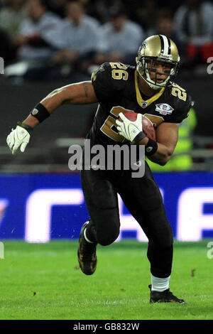 New Orleans Saints Deuce Mcallister (26) breaks up the middle for a 24-yard  TD in the second quarter against the Tampa Bay Buccaneers, at the Louisiana  Superdome in New Orleans on October